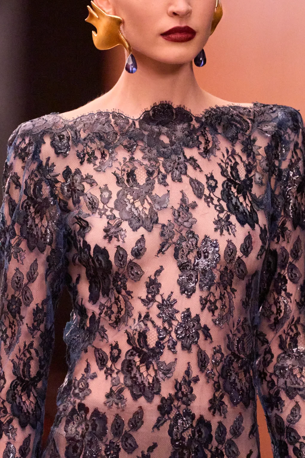 Détail de robe en dentelle bleue siliconée créée par Tzuri Gueta pour Saint Laurent Women’s Winter 2026