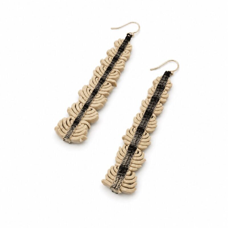 Longues boucles d'oreilles Suna Sahara noir – Image 3